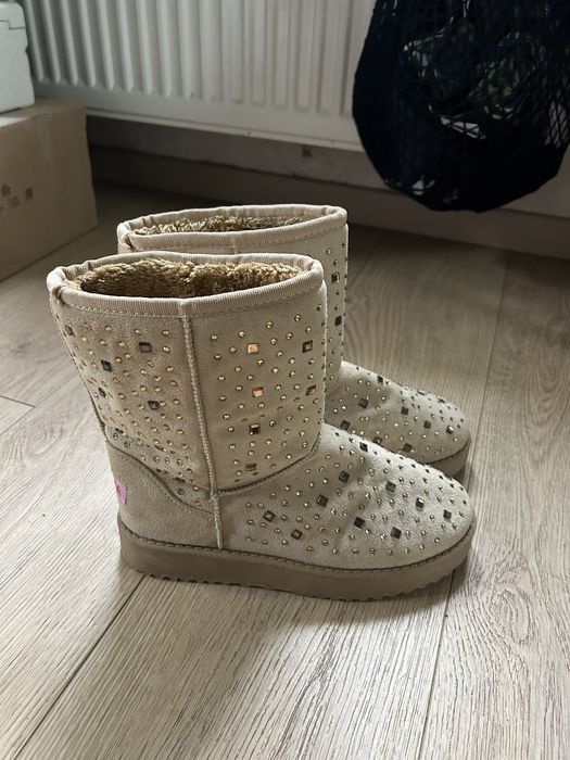 Жіночі уггі замшеві бежеві зі стразами, зимові ботинки уггі, взуття 36