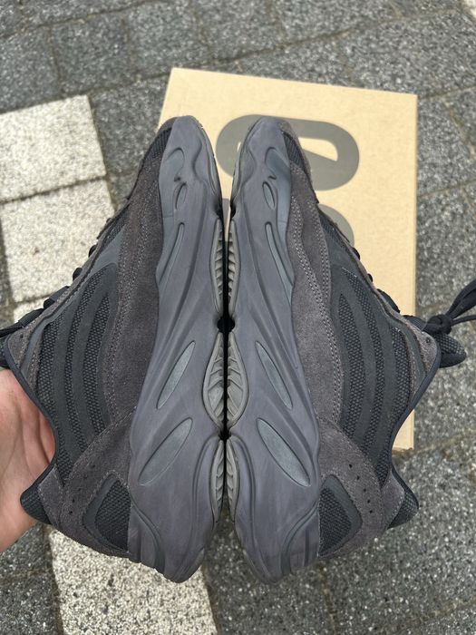 Adidas Yeezy Boost 700 V2 Vanta buty sneakersy czarne 45 1/3