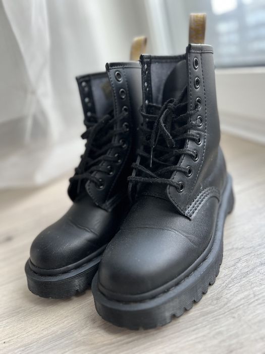Buty marki dr. Martens, model vegan 1416