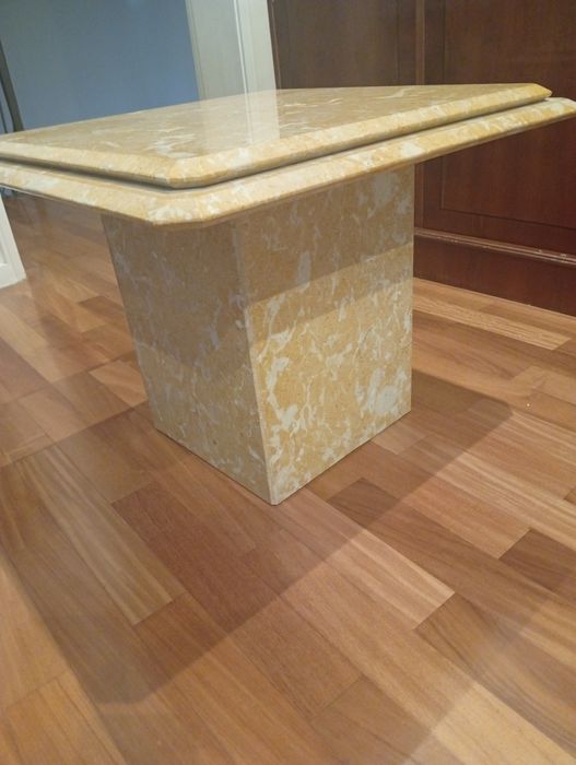 Mesa em mármore quadrada