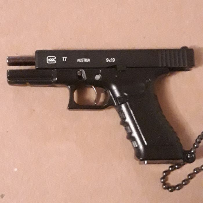 БРЕЛОК. Миниатюрный макет пистолета Glock 17