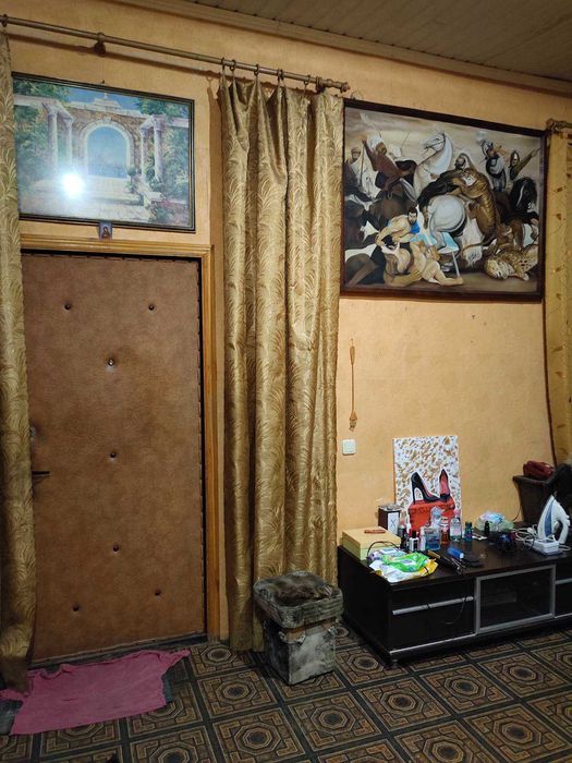 Продам 5-ком квартиру 170 м2, ул. Дмитриевская, 2 этаж, жилое сост, можно под офис)
