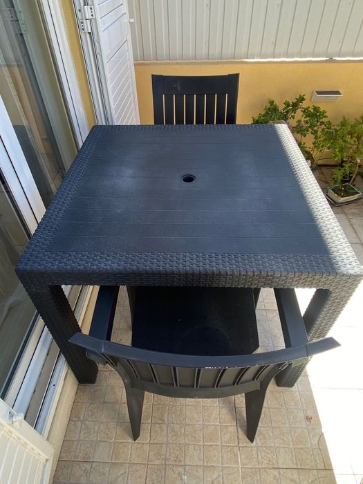 Mesa de jardim para refeições com duas cadeiras