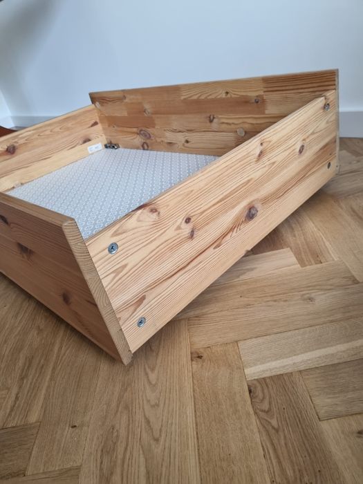 Drewniana szuflada na kółkach