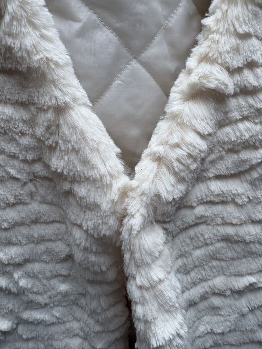 Colete de pelo branco da MDD como novo