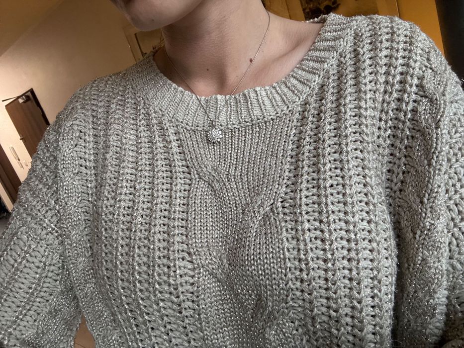 Sweterek ze złotą nicią