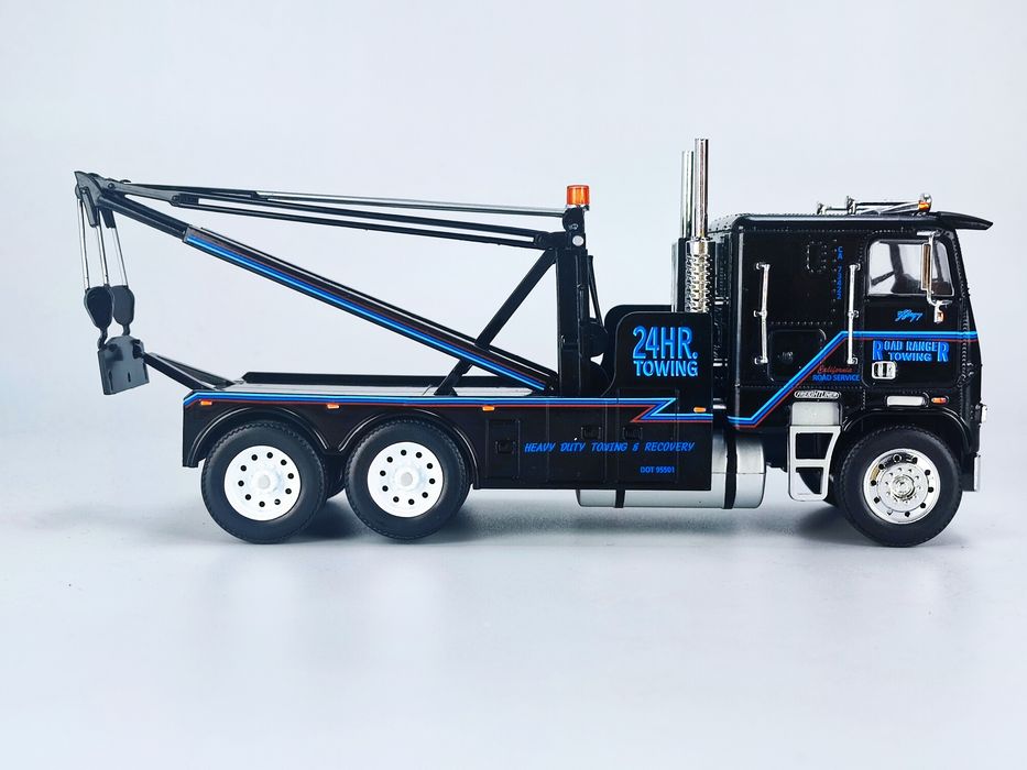 Колекційна модель 1984 Freightliner FLA 9664 — Terminator 2 (1:43