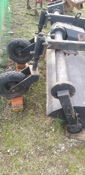 Продаю на міні трактор МТЗ комунальну  щітку.