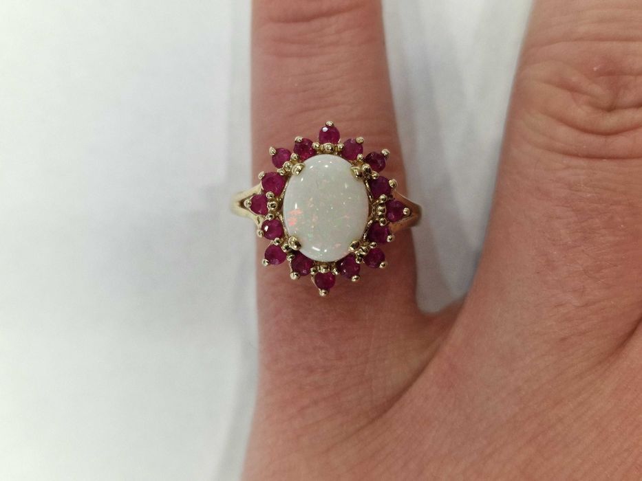 Złoty pierścionek/ 375/ 3.59 gram/ R16/ Opal 1.47 CT/ 16 rubinów/ CERT