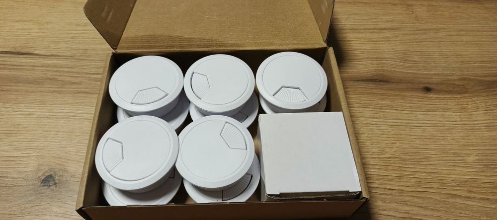 Меблева заглушка для кабелів Разом з коронкою.