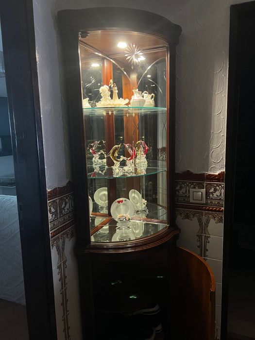 Cristaleira/Vitrine de Canto em Madeira com Espelho e Iluminação
