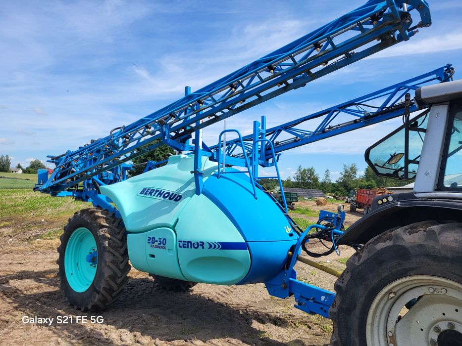 Berthoud opryskiwacz 28m 3000l +800l