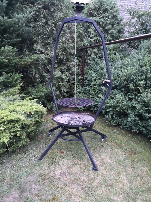 Wiszący grill ogrodowy
