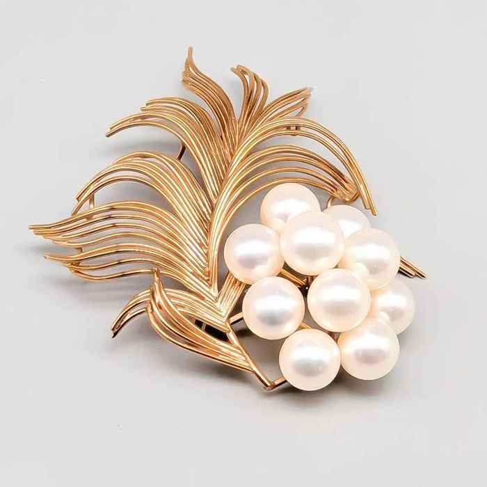Broche em ouro 14 quilates com pérolas de cultura; 14.18 gramas; 57mm