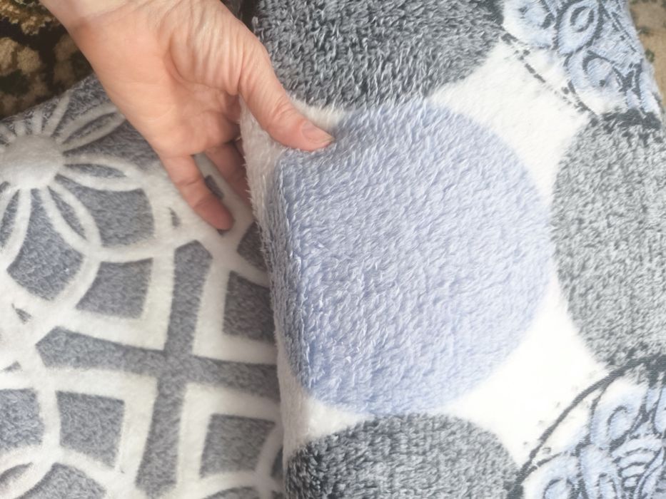 Покрывала двуспальные, одеяла.