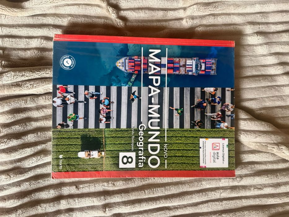 Manual e caderno de exercícios de geografia de 8°ano