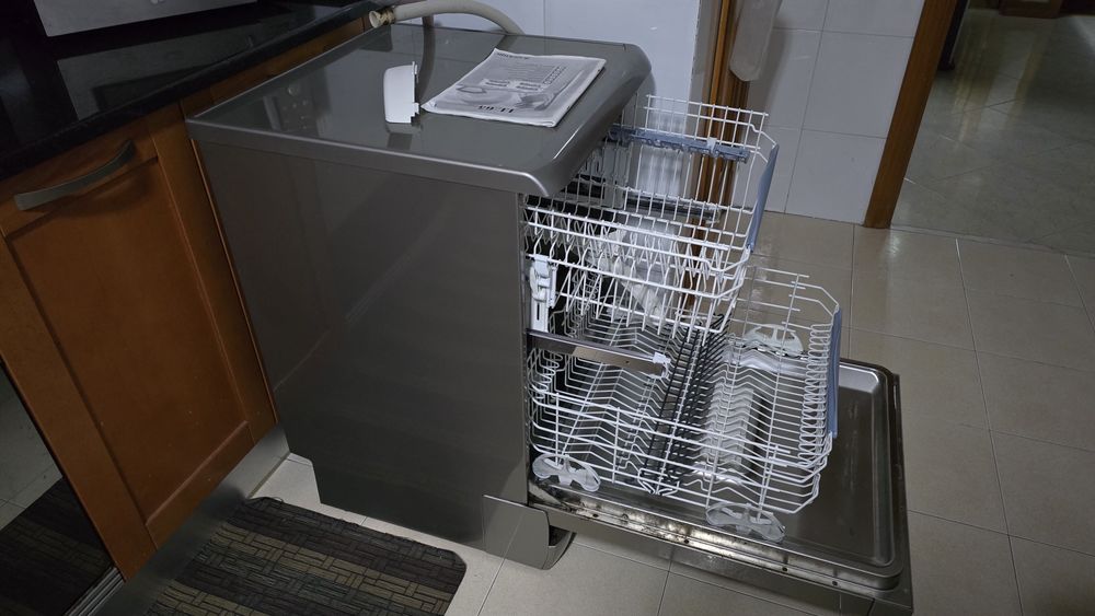 Maquina lavar loiça Ariston AVARIADA