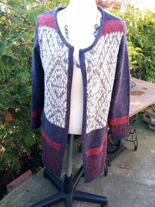 piękny płaszczyk sweterek łączone kolory i wzory