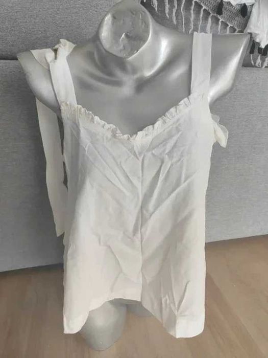 Blusa branca elegante da marca Grace & Mila, perfeita para um look feminino e delicado