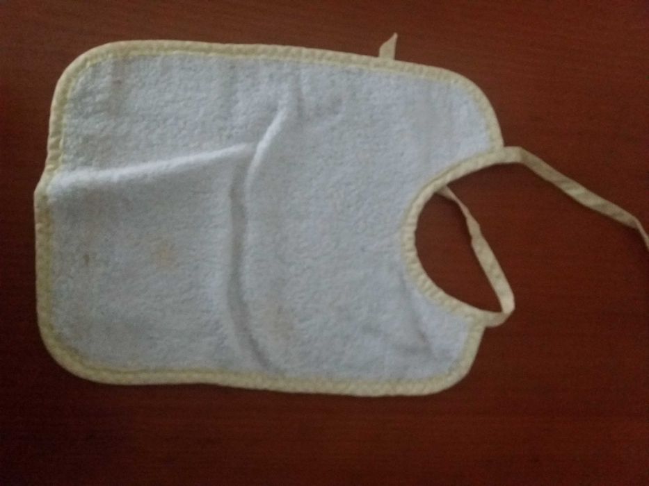 Conjunto de três babetes para bébé