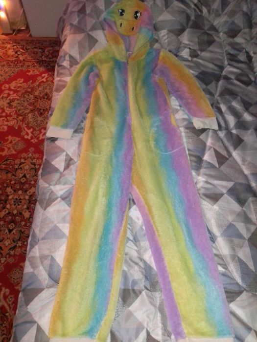 Віддам безкоштовно одяг для дівчат