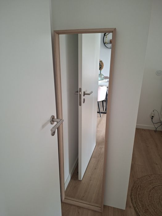 grande espelho de madeira moderno