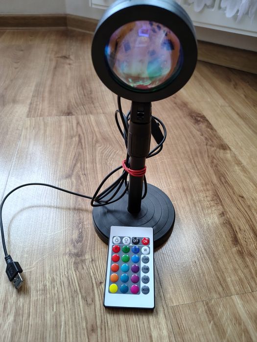 Lampka projektor imitacja Zachodu Słońca LED wysokość 26 cm czarna z pilotem