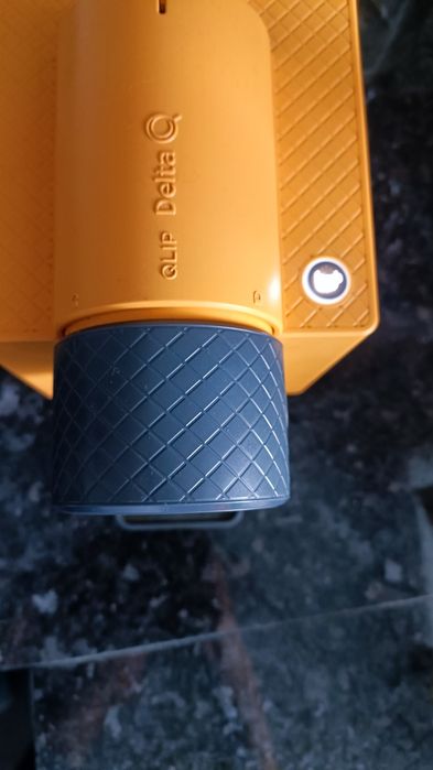 Máquina de café e suporte Delta Q