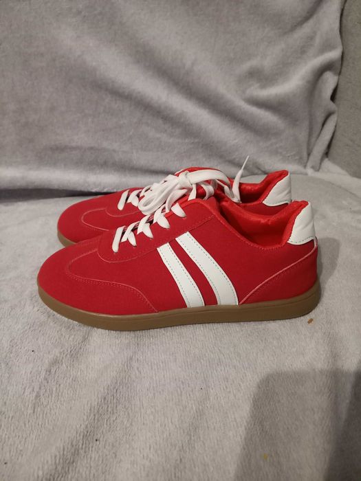 Czerwone buty sportowe