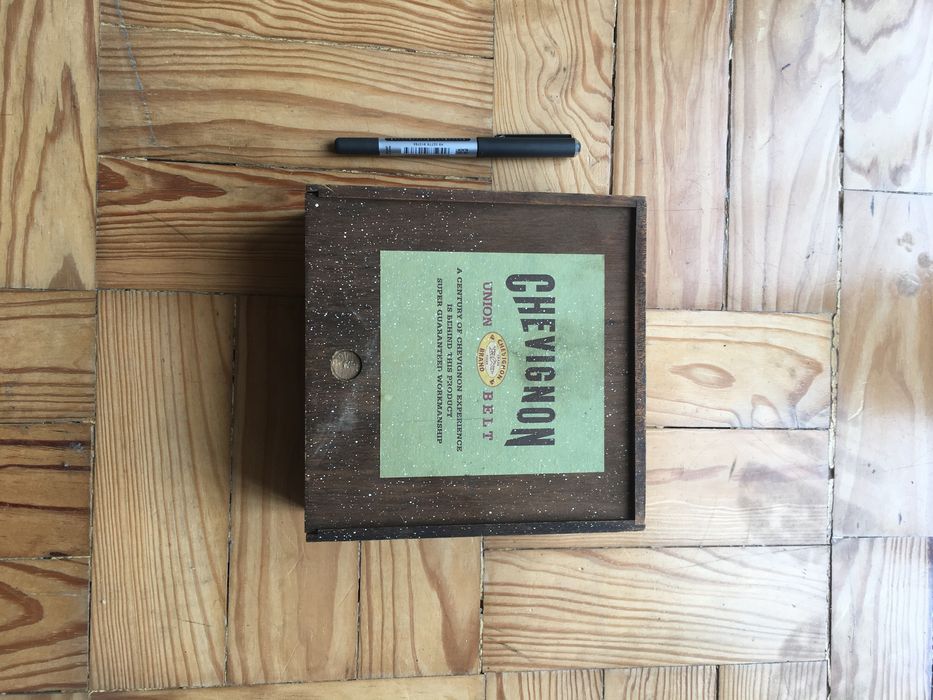 Caixa madeira Chevignon vintage
