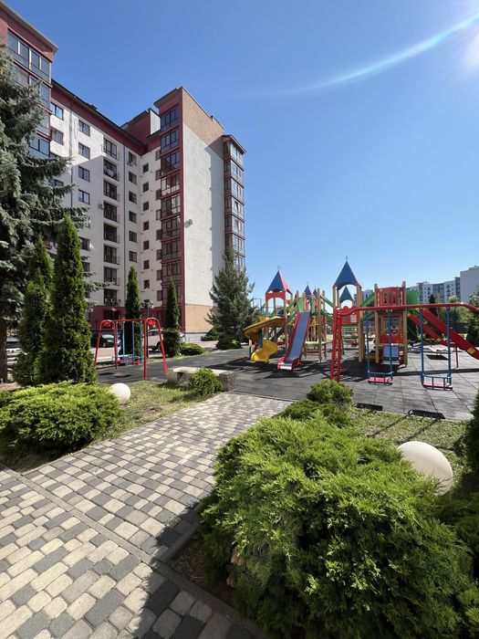 Продається квартира з великою кухнею 30м.,в ЖК закритого типу, з ремонтом,частково меблі.