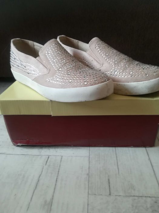 Buty slip on beżowe z cekinami 36