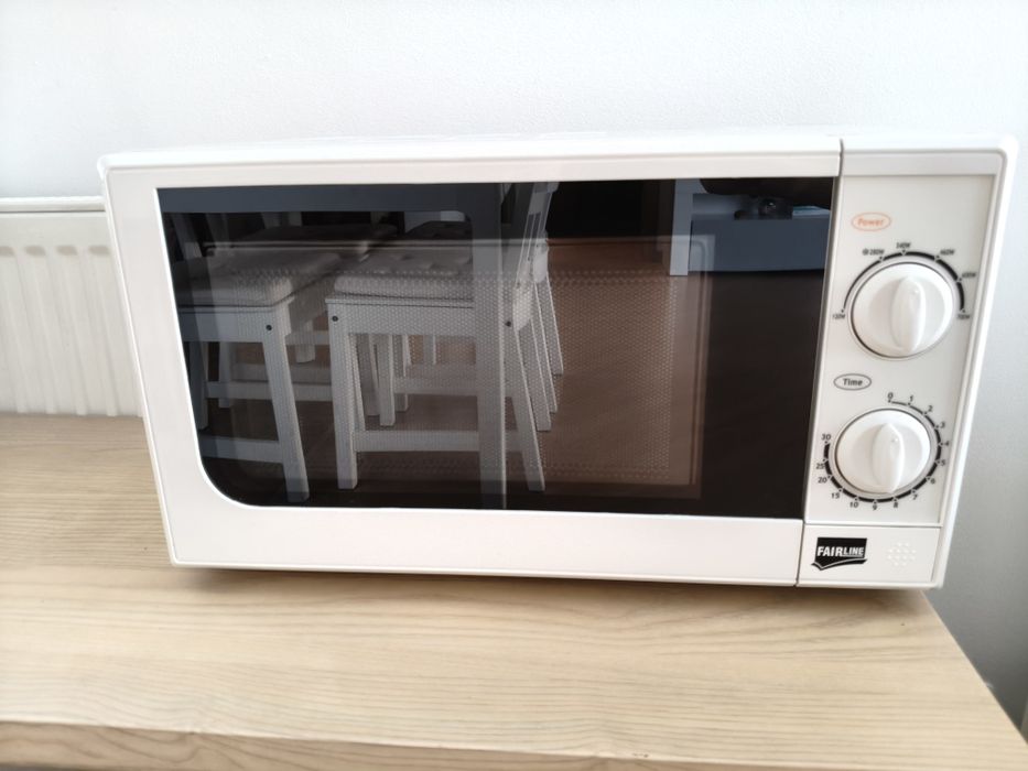 Używana kuchenka mikrofalowa Fairline MW3720 (700 W)
