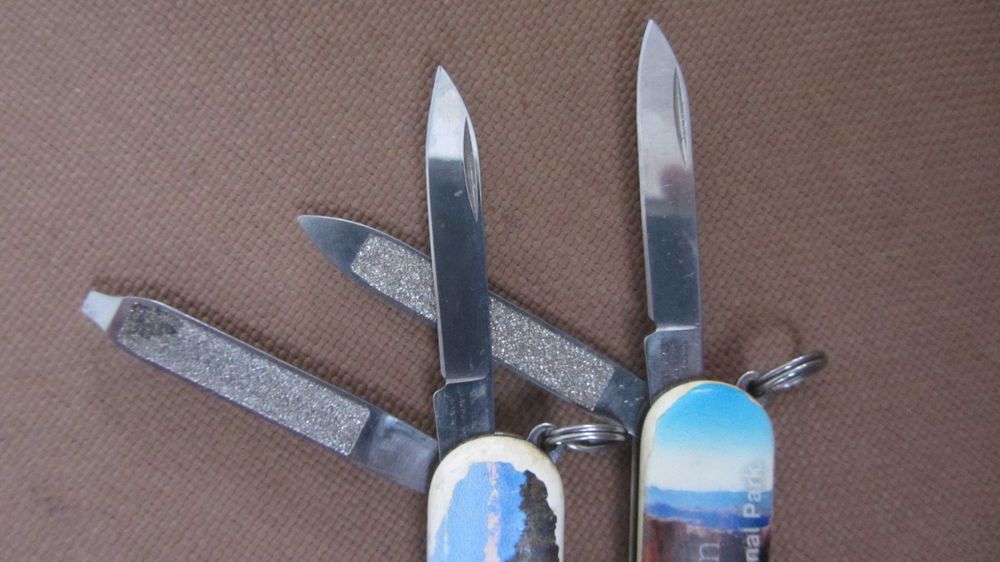 Одним лотом два Victorinox.