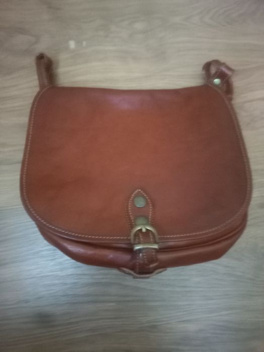 коричнева шкіряна сумка через плече