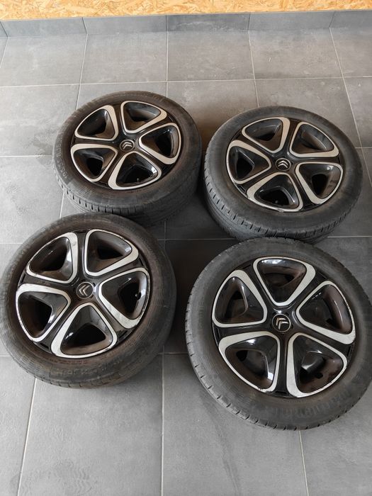 Jantes com pneus e tampões - 195/55 R16