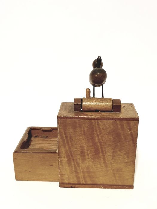 Antiga caixa cigarreira mecânica em madeira para restauro