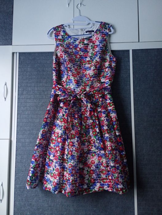 Elegancka sukienka w kwiaty z paskiem Tommy Hilfiger