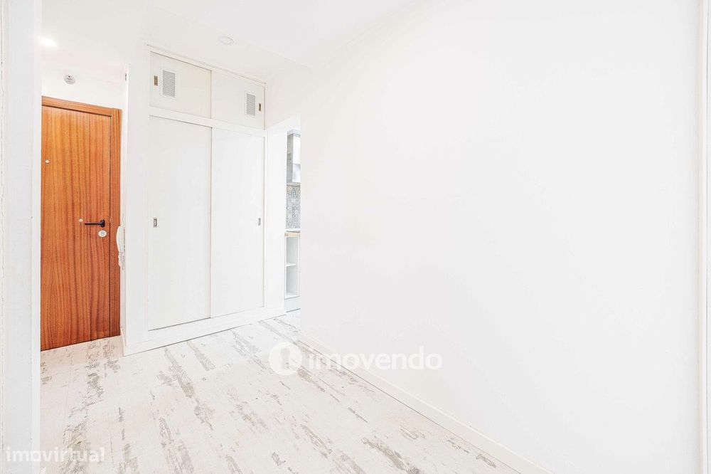 Apartamento T1 totalmente renovado, com varanda, na Sobreda