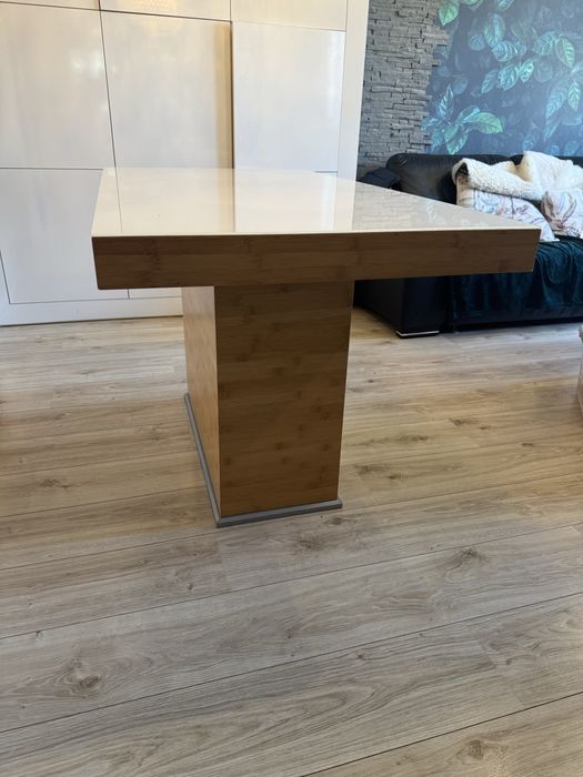 Stół bambusowy z blatem z białego szkła