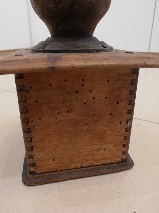 Stary drewniany młynek do kawy na korbkę ręczny