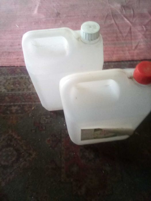 Две пластиковые канистры