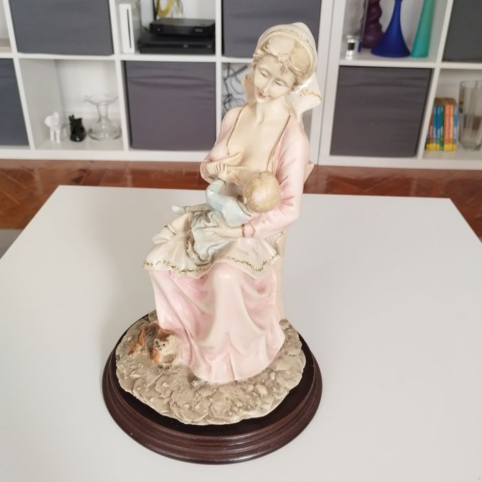 Estatueta de porcelana antiga