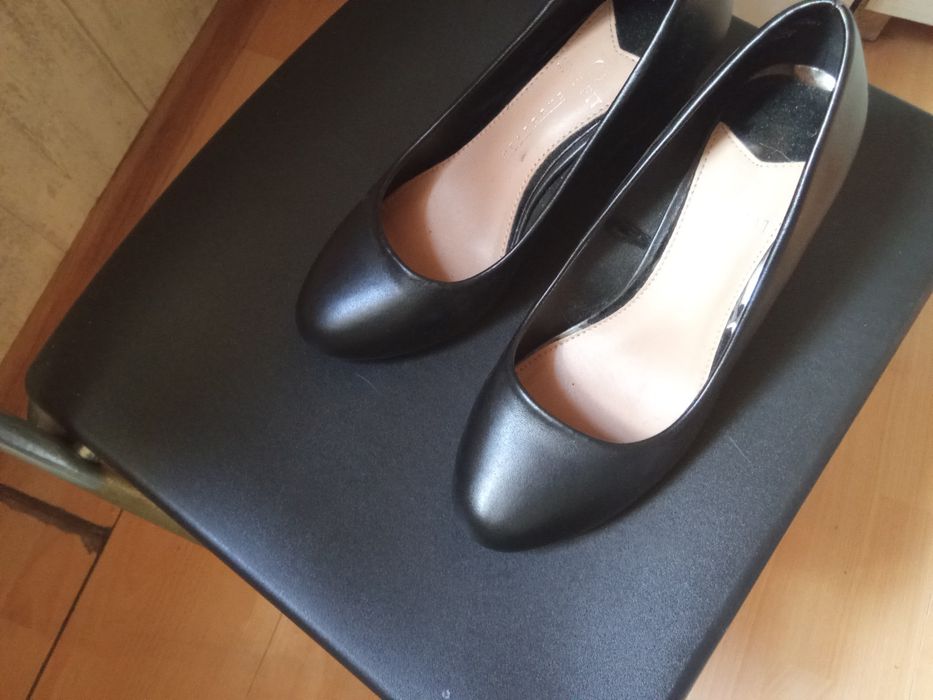 Buty na niskim obcasie 38
