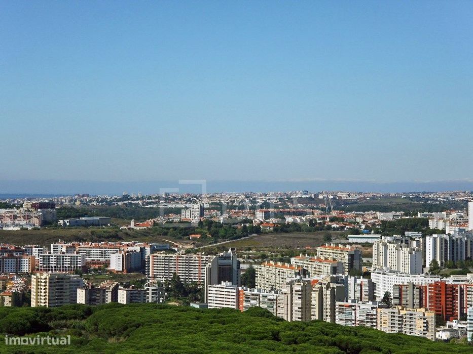 Apartamento T1 com varanda e garagem em Miraflores