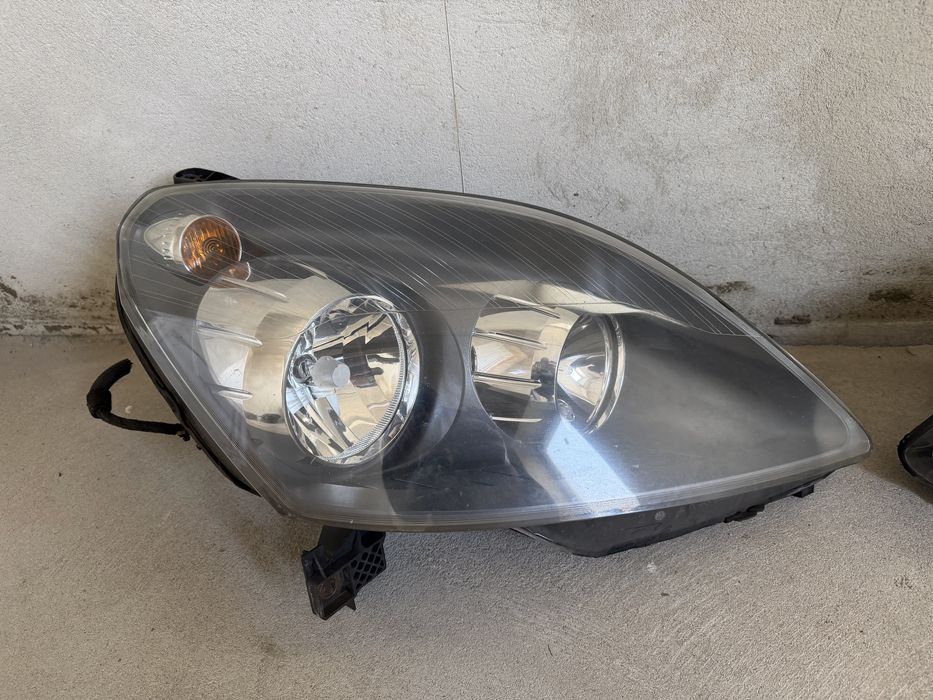 Фара передня Opel Zafira B