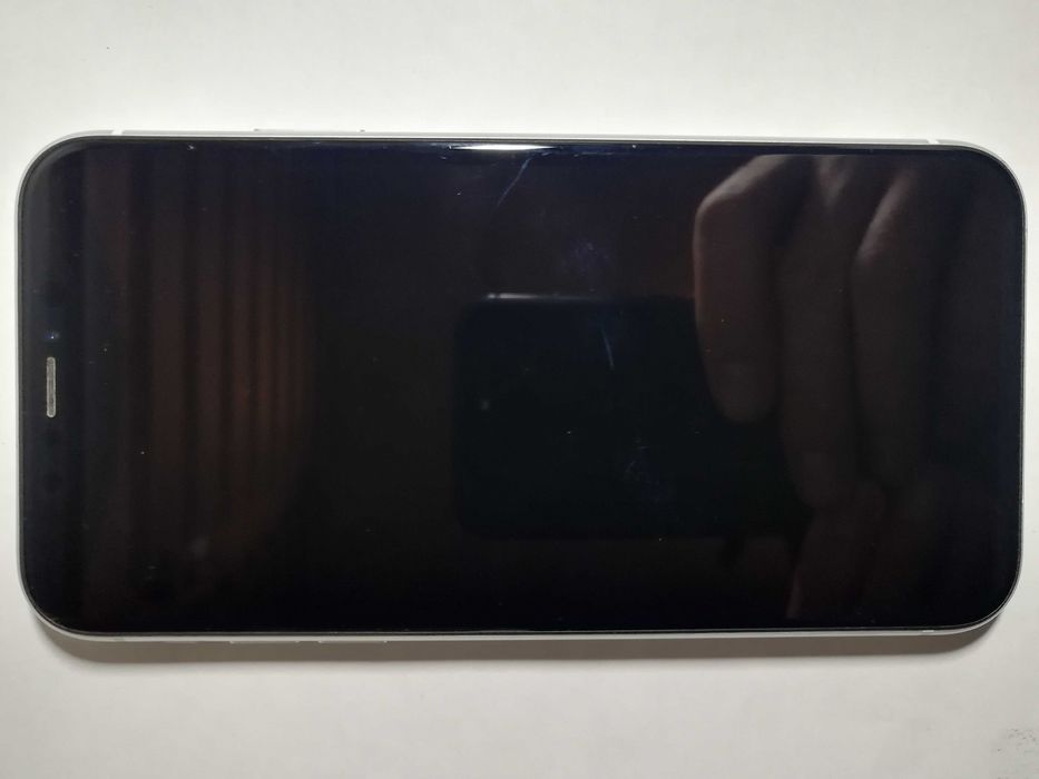 iPhone xr 64 Gb  (На запчастини) Включається і заряджається.