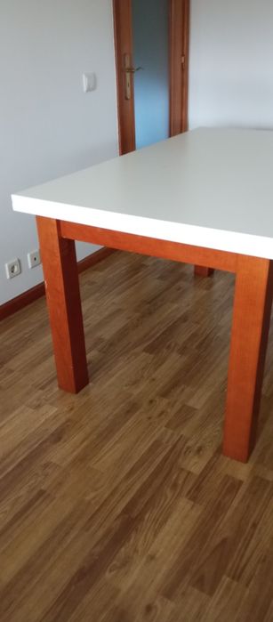 Mesa e quarto cadeiras