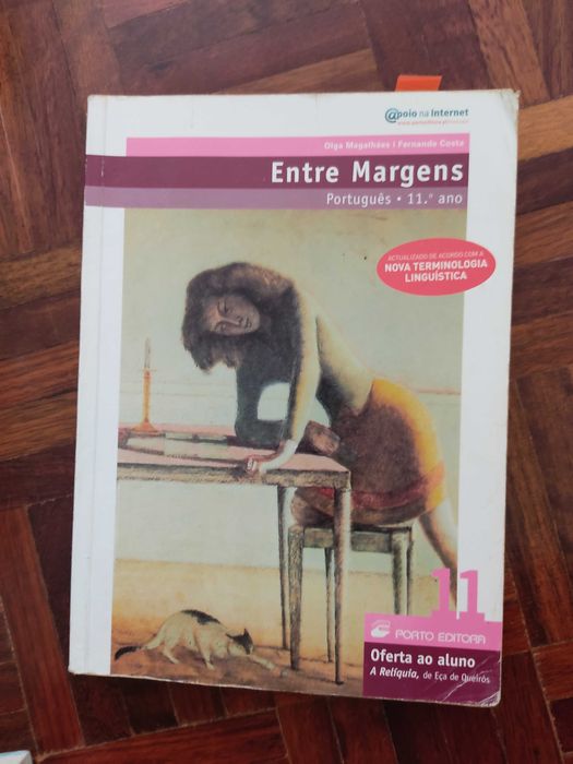 Livros escolares de diferentes anos de ensino e disciplinas