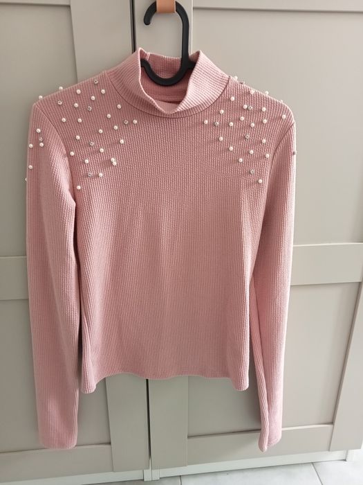 Camisola de malha canelada com pérolas da Bershka